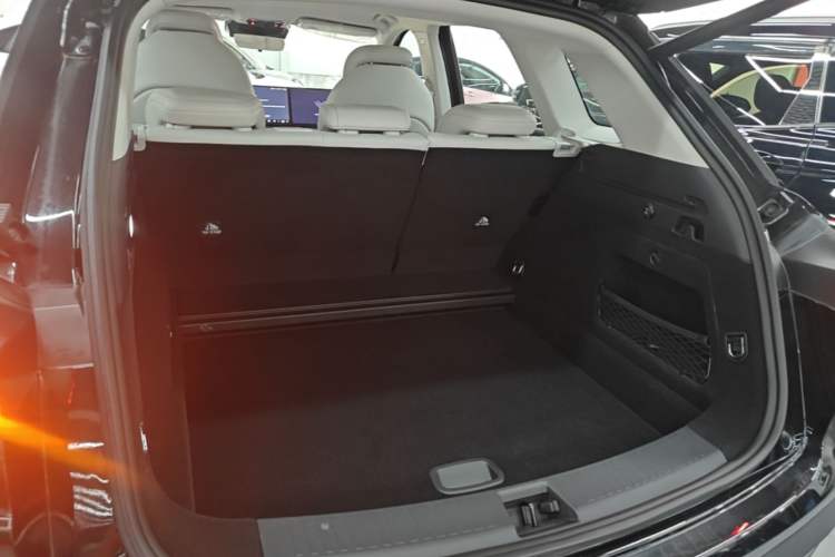 Used NETA L 2024 Extended-Range 310 Flash-Charge Red Edition Trunk