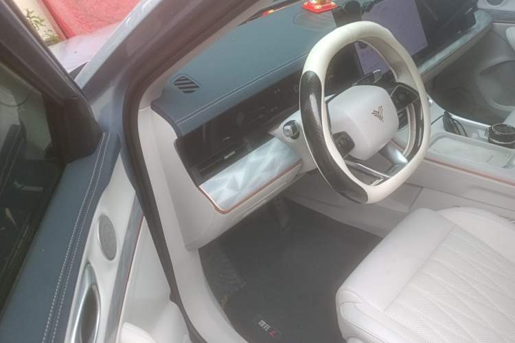 Used NETA L 2024 Extended-Range 310 Flash-Charge Red Edition Driver Seat