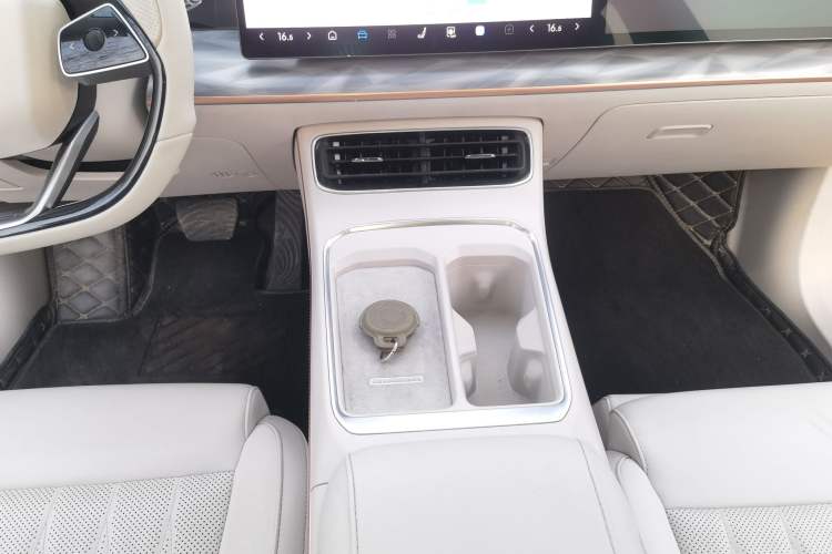 Used NETA L 2024 Extended-Range 310 Flash-Charge Red Edition Gear Lever