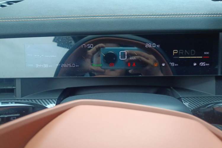 Used NETA L 2024 Extended-Range 310 Flash-Charge Red Edition Odometer Close Up