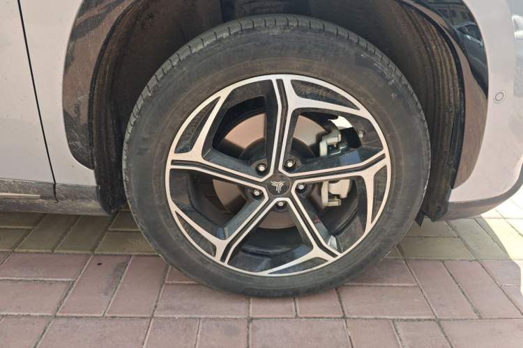 Used NETA L 2024 Extended-Range 220 Flash-Charge Edition Right Front Wheel Hub