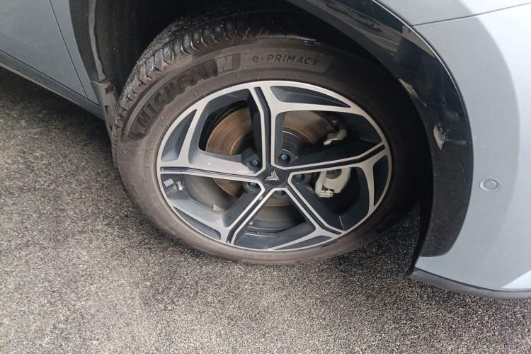 Used NETA L 2024 Extended-Range 310 Flash-Charge Red Edition Right Front Wheel Hub
