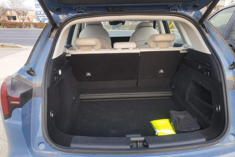 Used NETA L 2024 Extended-Range 310 Flash-Charge Red Edition Trunk