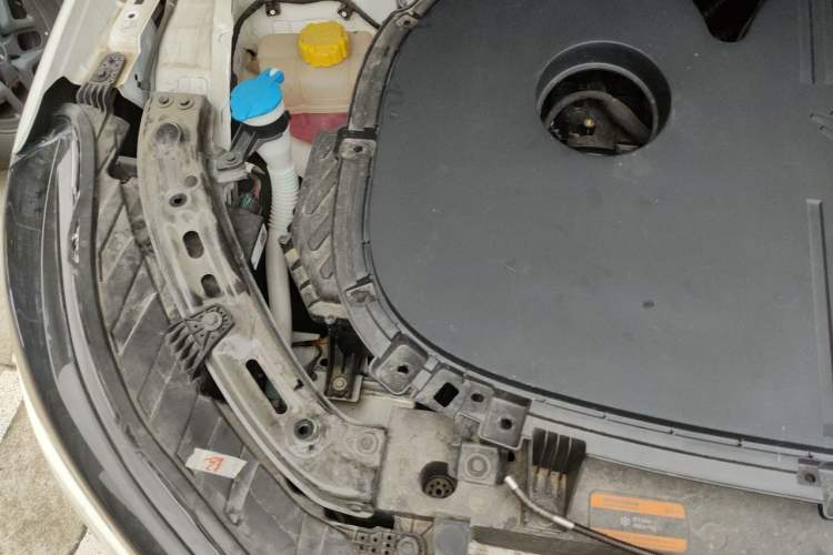 Used NETA L 2024 Extended-Range 310 Flash-Charge Red Edition Engine Bay Right