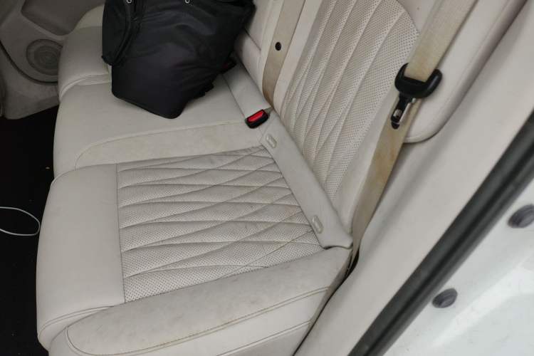 Used NETA L 2024 Extended-Range 310 Flash-Charge Red Edition Left Rear Seat