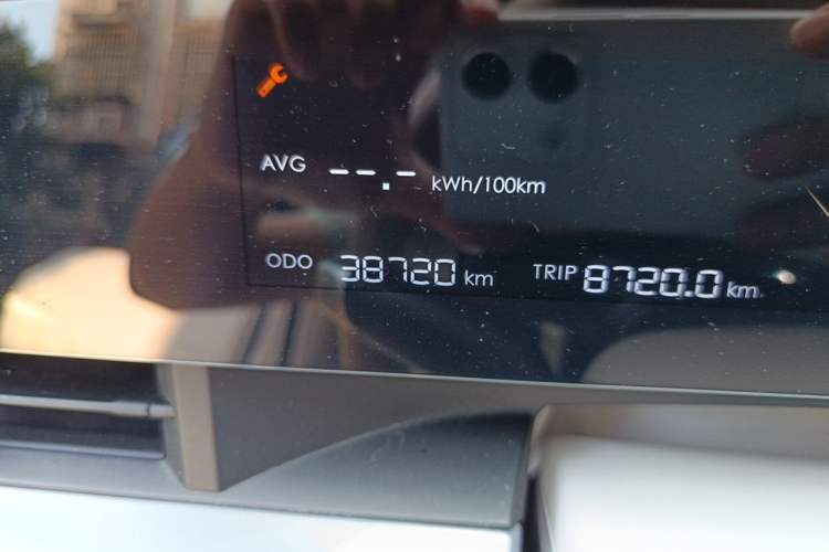Used NETA L 2024 Extended-Range 310 Flash-Charge Red Edition Odometer Close Up