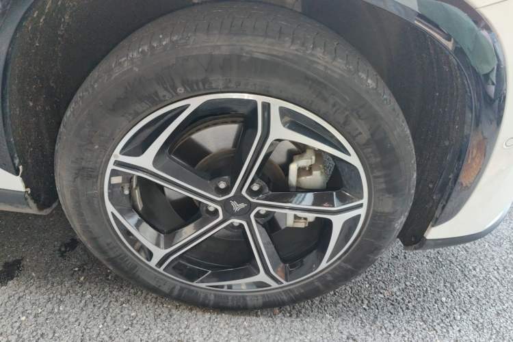 Used NETA L 2024 Extended-Range 310 Flash-Charge Red Edition Right Front Wheel Hub