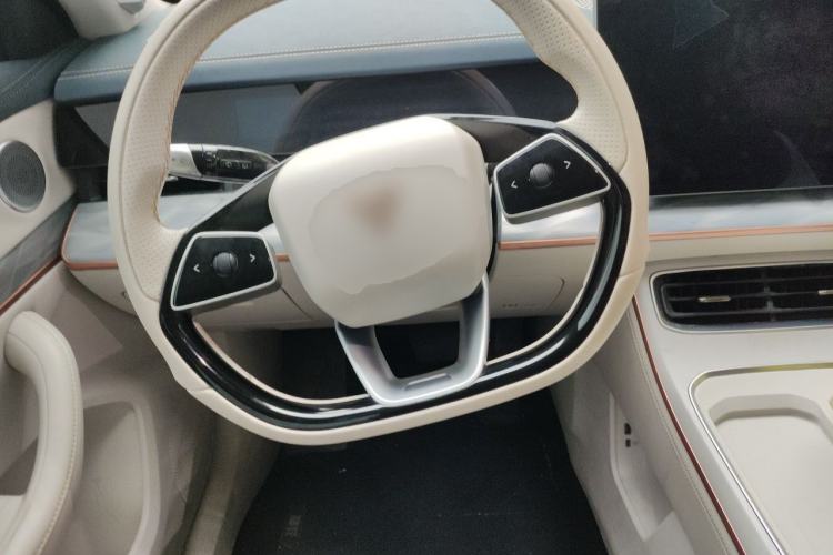 Used NETA L 2024 Extended-Range 310 Flash-Charge Red Edition Steering Wheel