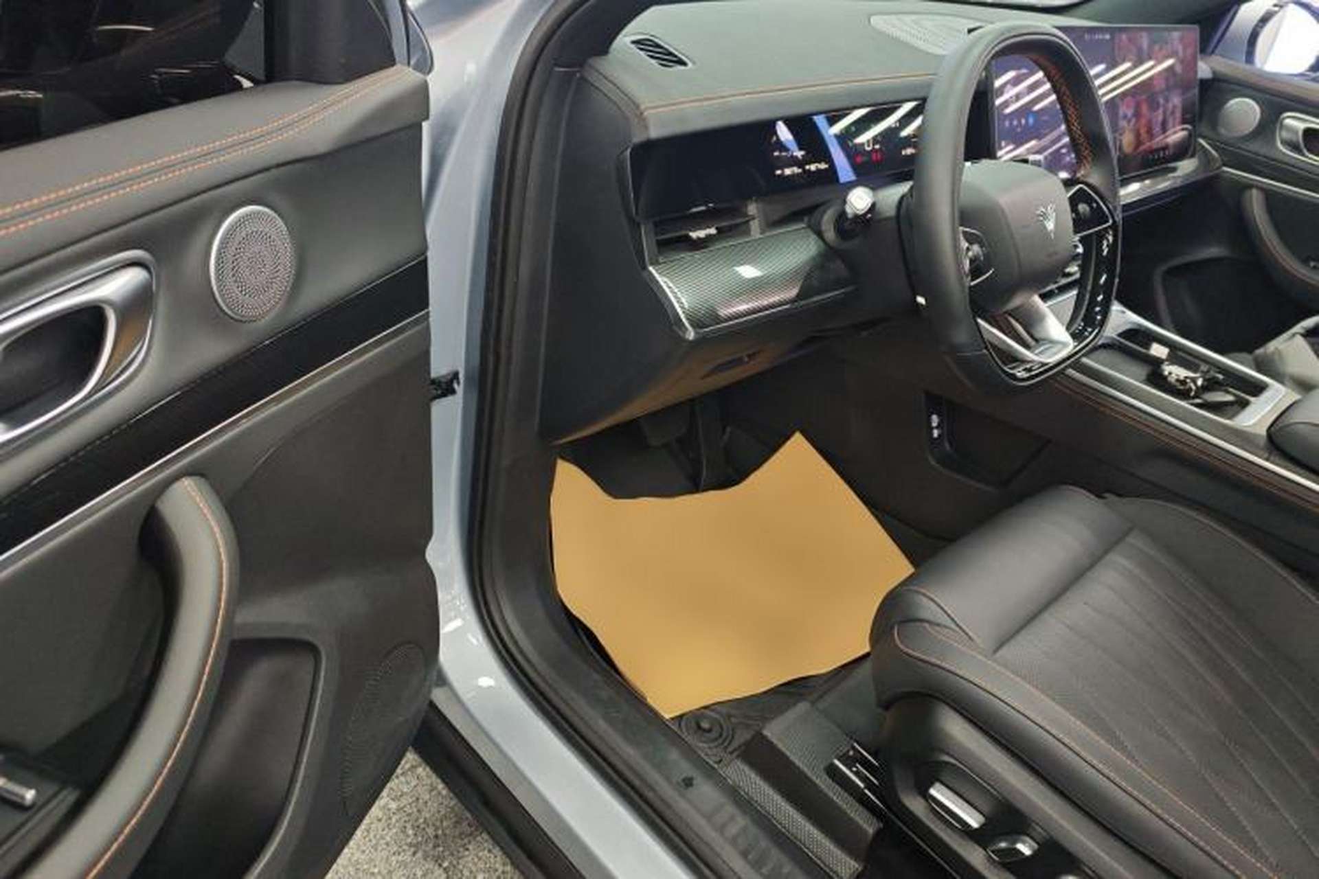 Used NETA L 2024 Extended-Range 310 Flash-Charge Red Edition Interior 3