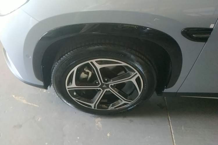 Used NETA L 2024 Extended-Range 310 Flash-Charge Red Edition Left Front Wheel Hub