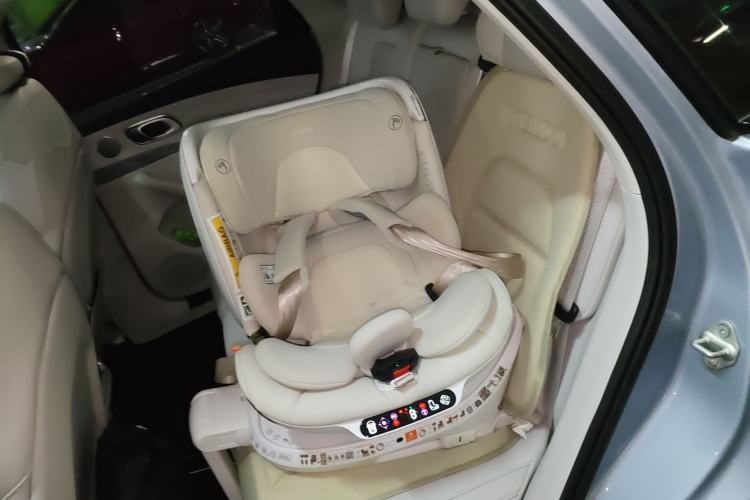 Used NETA L 2024 Extended-Range 310 Flash-Charge Red Edition Left Rear Seat