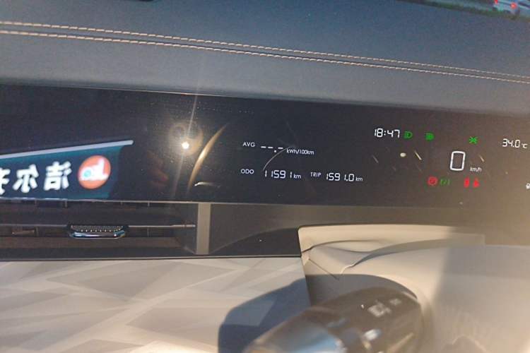 Used NETA L 2024 Extended-Range 310 Flash-Charge Red Edition Odometer Close Up
