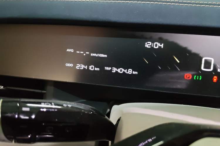 Used NETA L 2024 Extended-Range 310 Flash-Charge Red Edition Odometer Close Up