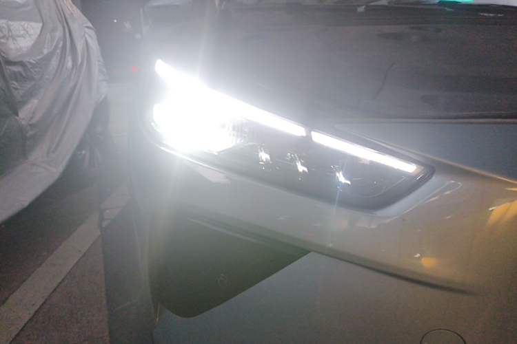 Used NETA L 2024 Extended-Range 310 Flash-Charge Red Edition Right Front Headlight
