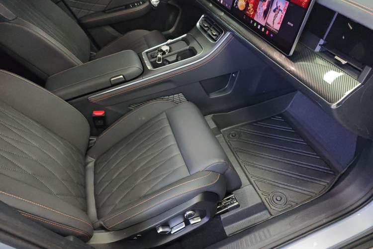 Used NETA L 2024 Extended-Range 310 Flash-Charge Red Edition Right Front Seat