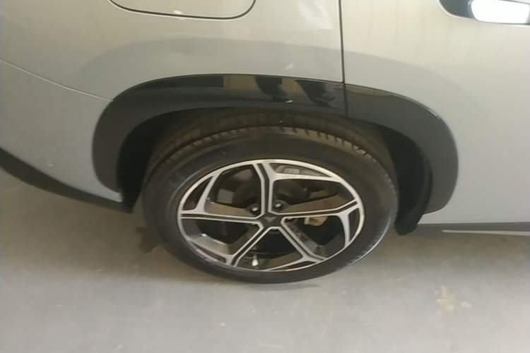 Used NETA L 2024 Extended-Range 310 Flash-Charge Red Edition Right Rear Wheel Hub