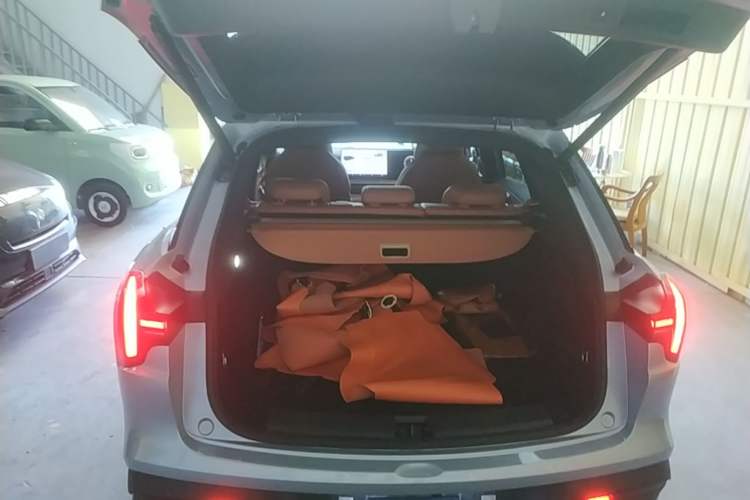 Used NETA L 2024 Extended-Range 310 Flash-Charge Red Edition Trunk
