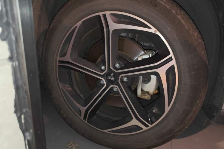 Used NETA L 2024 Extended-Range 310 Flash Charge PRO Edition Right Front Wheel Hub