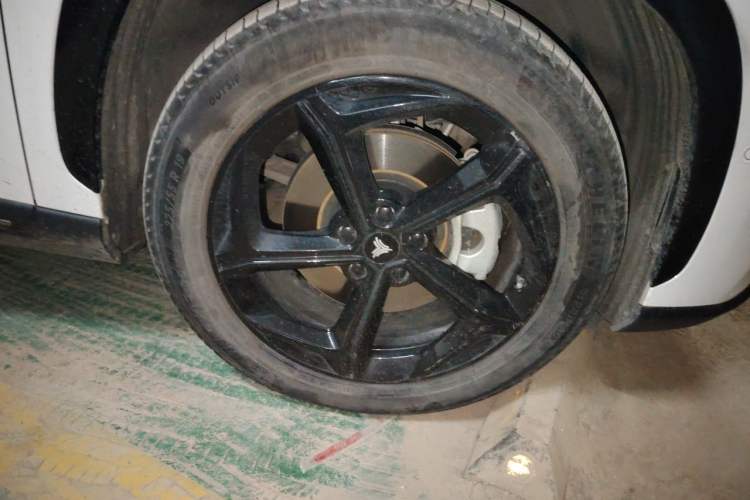 Used NETA L 2024 Extended-Range 310 Flash-Charge Red Edition Right Front Wheel Hub