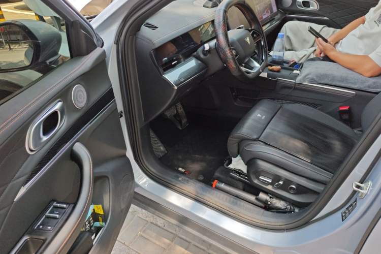 Used NETA L 2024 Extended-Range 310 Flash-Charge Red Edition Driver Seat