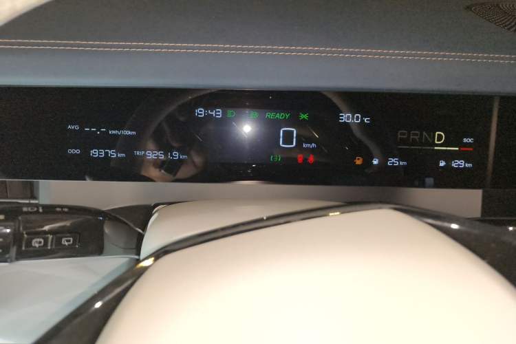 Used NETA L 2024 Extended-Range 310 Flash-Charge Red Edition Odometer Close Up