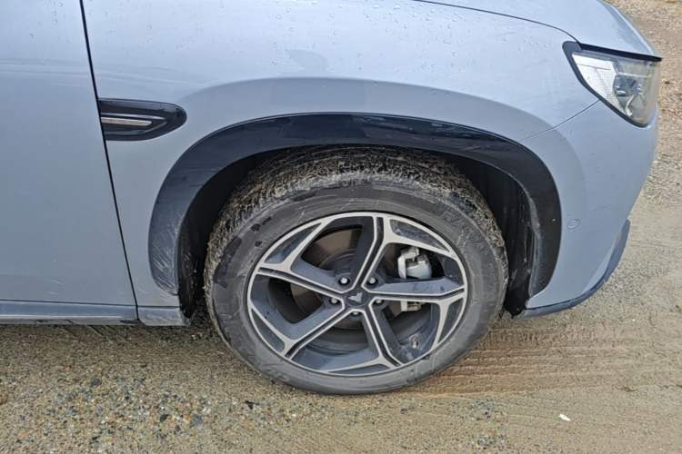 Used NETA L 2024 Extended-Range 310 Flash Charge PRO Edition Right Front Wheel Hub