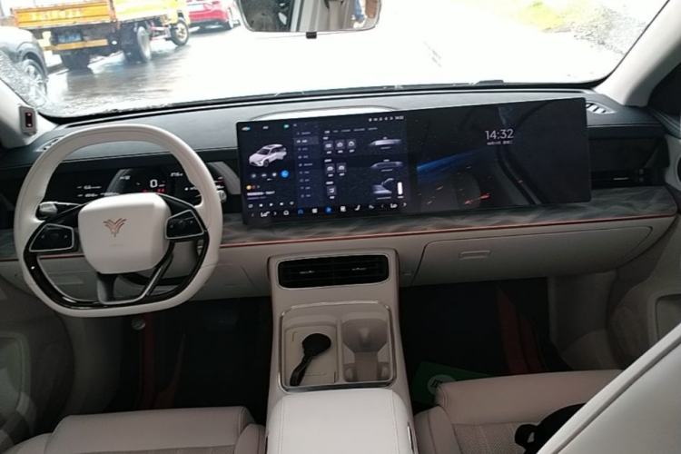 Used NETA L 2024 Extended-Range 310 Flash-Charge Red Edition Center Console