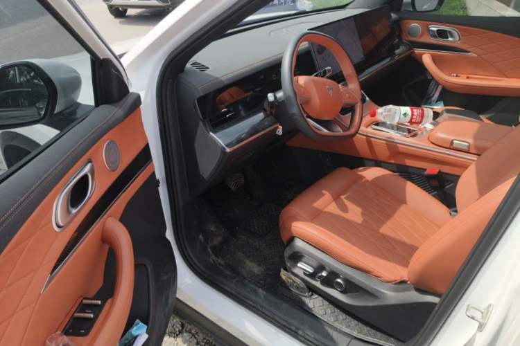 Used NETA L 2024 Extended-Range 310 Flash-Charge Red Edition Driver Seat