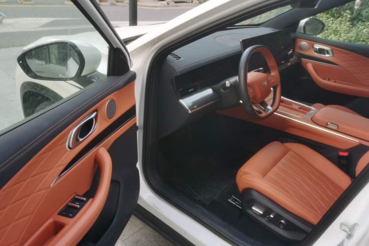 Used NETA L 2024 Extended-Range 310 Flash-Charge Red Edition Driver Seat
