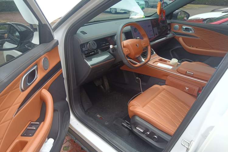 Used NETA L 2024 Extended-Range 310 Flash-Charge Red Edition Driver Seat