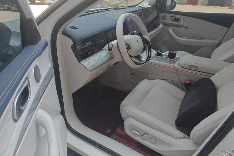 Used NETA L 2024 Extended-Range 310 Flash-Charge Red Edition Driver Seat