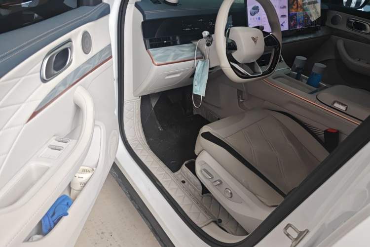 Used NETA L 2024 Extended-Range 310 Flash-Charge Red Edition Driver Seat
