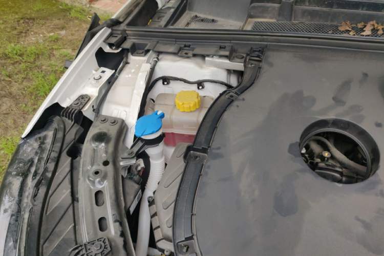 Used NETA L 2024 Extended-Range 310 Flash-Charge Red Edition Engine Bay Right
