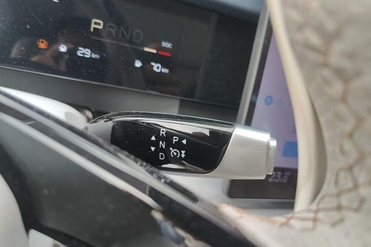 Used NETA L 2024 Extended-Range 310 Flash-Charge Red Edition Gear Lever