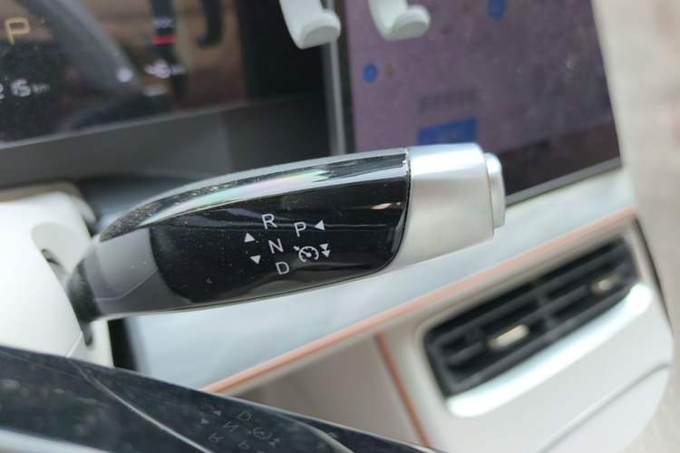 Used NETA L 2024 Extended-Range 310 Flash-Charge Red Edition Gear Lever