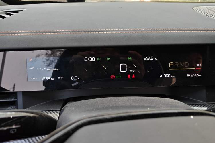 Used NETA L 2024 Extended-Range 310 Flash-Charge Red Edition Instrument Cluster