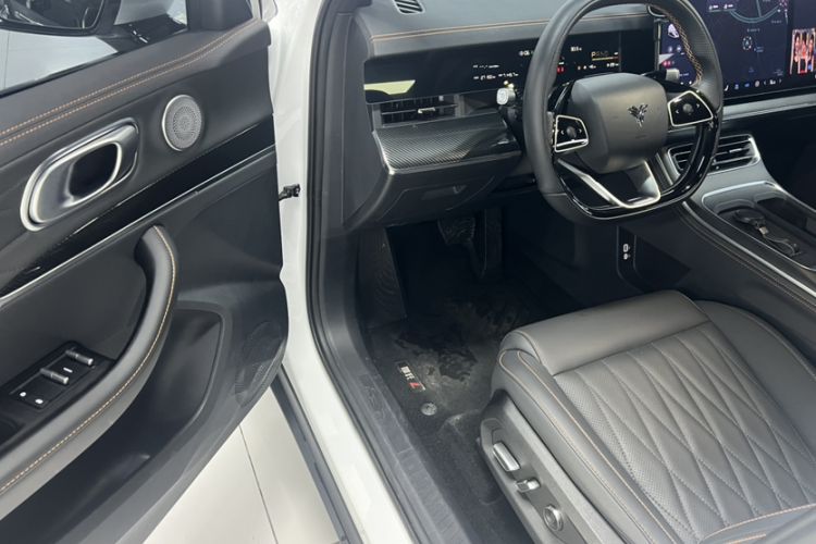 Used NETA L 2024 Extended-Range 310 Flash-Charge Red Edition Interior 2