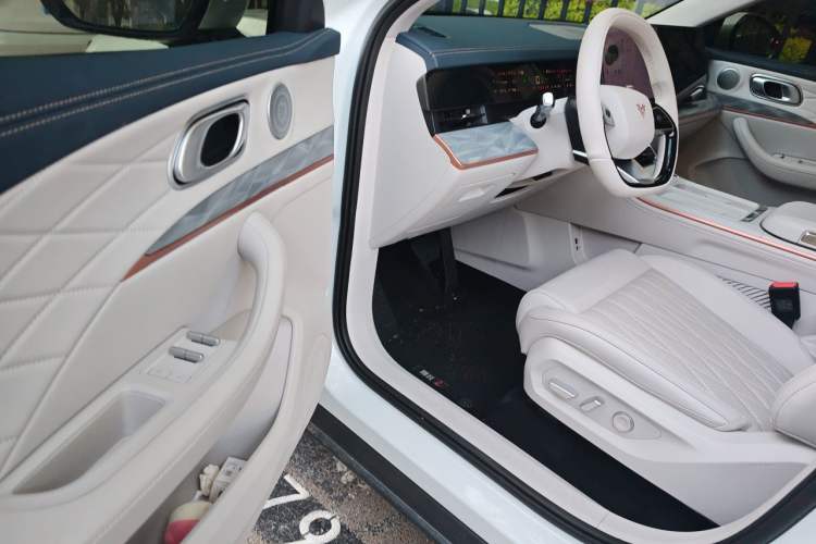 Used NETA L 2024 Extended-Range 310 Flash-Charge Red Edition Interior 3
