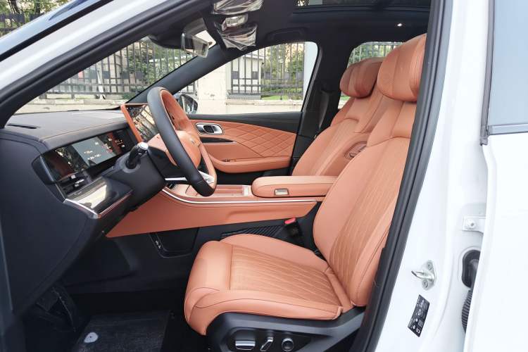Used NETA L 2024 Extended-Range 310 Flash-Charge Red Edition Interior 3