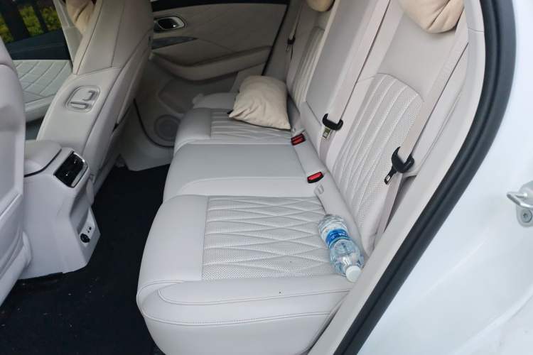 Used NETA L 2024 Extended-Range 310 Flash-Charge Red Edition Interior 4