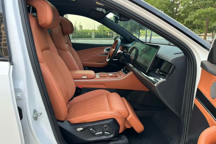 Used NETA L 2024 Extended-Range 310 Flash-Charge Red Edition Interior 4
