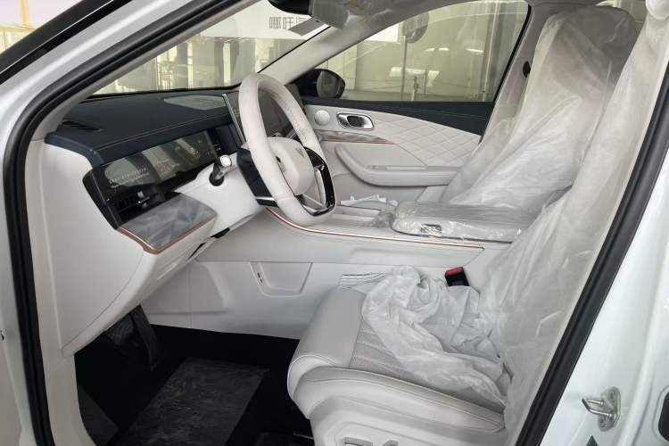 Used NETA L 2024 Extended-Range 310 Flash-Charge Red Edition Interior 4