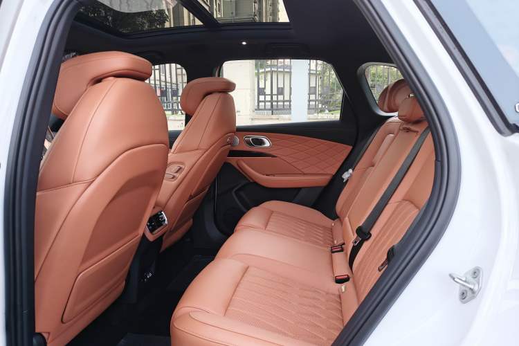 Used NETA L 2024 Extended-Range 310 Flash-Charge Red Edition Interior 4