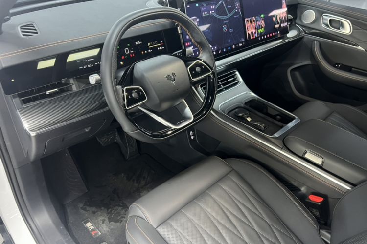 Used NETA L 2024 Extended-Range 310 Flash-Charge Red Edition Interior 4