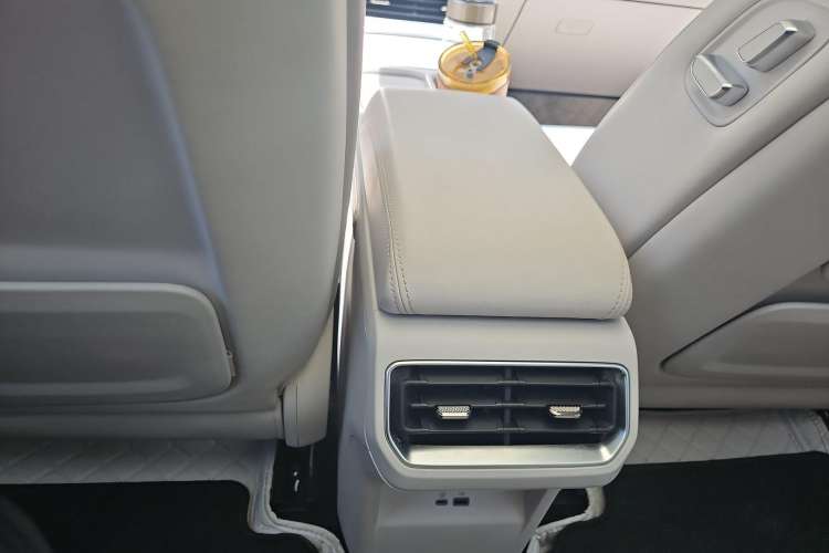 Used NETA L 2024 Extended-Range 310 Flash Charge PRO Edition Interior 8