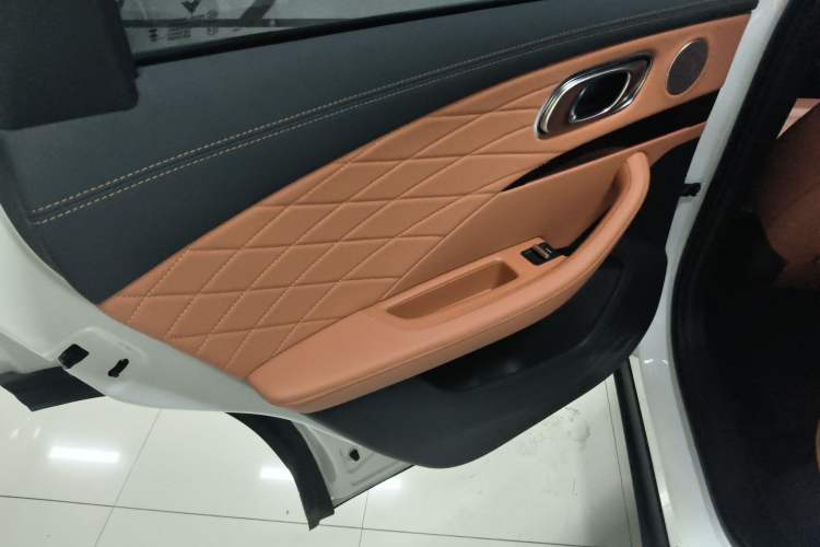 Used NETA L 2024 Extended-Range 220 Flash-Charge Edition Interior 8