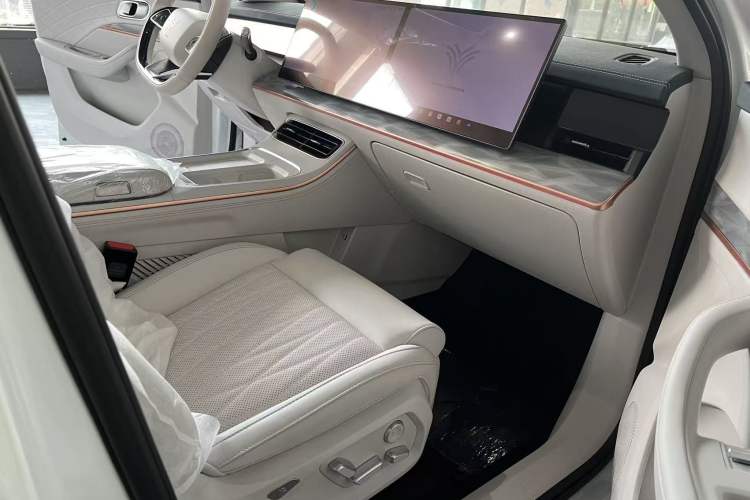 Used NETA L 2024 Extended-Range 310 Flash-Charge Red Edition Interior 8