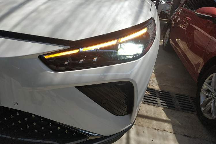 Used NETA L 2024 Extended-Range 220 PRO+ Family Package Left Front Headlight