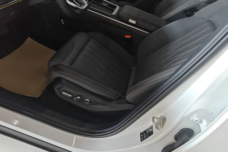 Used NETA L 2024 Extended-Range 310 Flash-Charge Red Edition Left Front Seat
