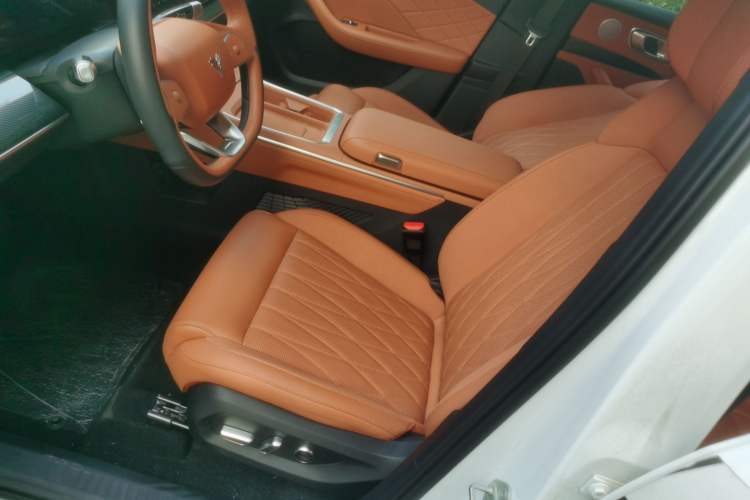Used NETA L 2024 Extended-Range 310 Flash-Charge Red Edition Left Front Seat